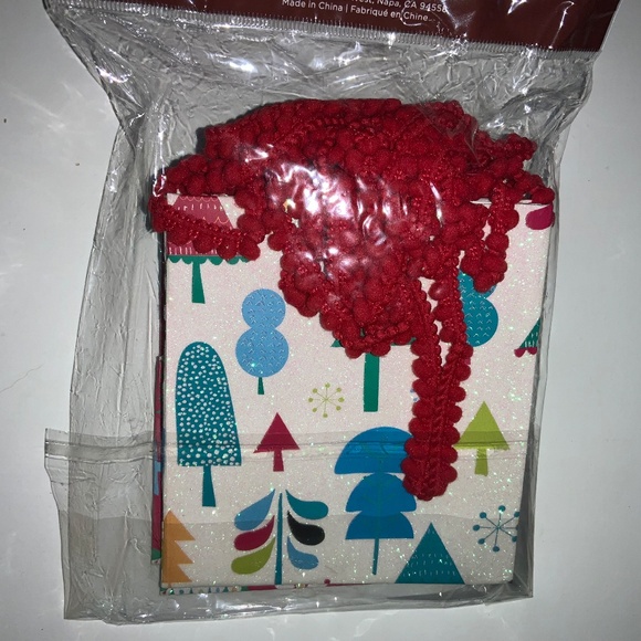 Papyrus holiday gift bag assortment 3 each of 2 designs New - Picture 3 of 3